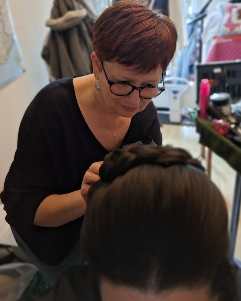 photo d'Éliane LEVET en train de coiffer pour un événement 